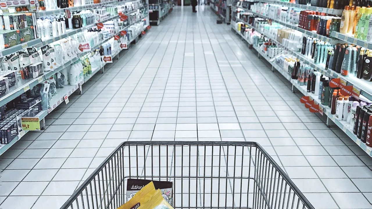 Market rafında ekmek ve tahıl ürünleri