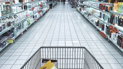 Market rafında ekmek ve tahıl ürünleri